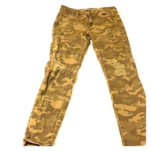 American eagle Camo pants